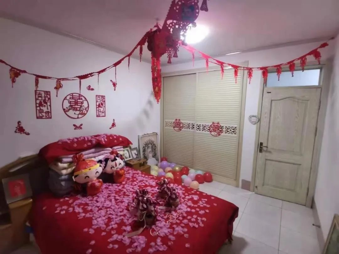 虽说是"云"婚礼 但家里的亲友却一点也不含糊 老家的婚房布置得格外
