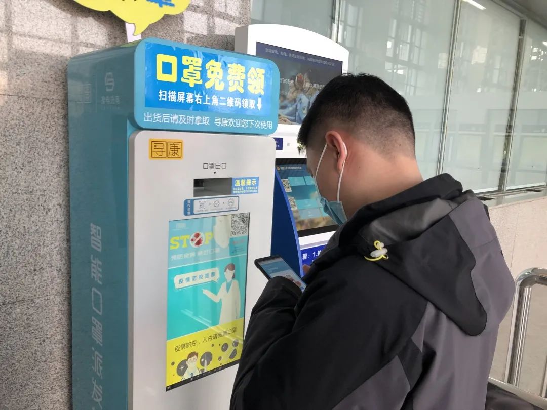 车站这方面必须是要戴口罩的,现在车站设了个免费口罩机,真是特别的