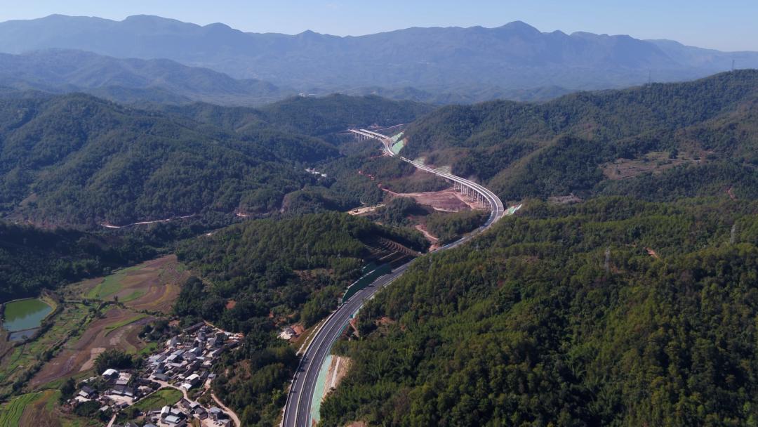 思澜高速公路项目起于思茅区g8511昆磨高速曼歇坝处,设曼歇坝枢纽立交