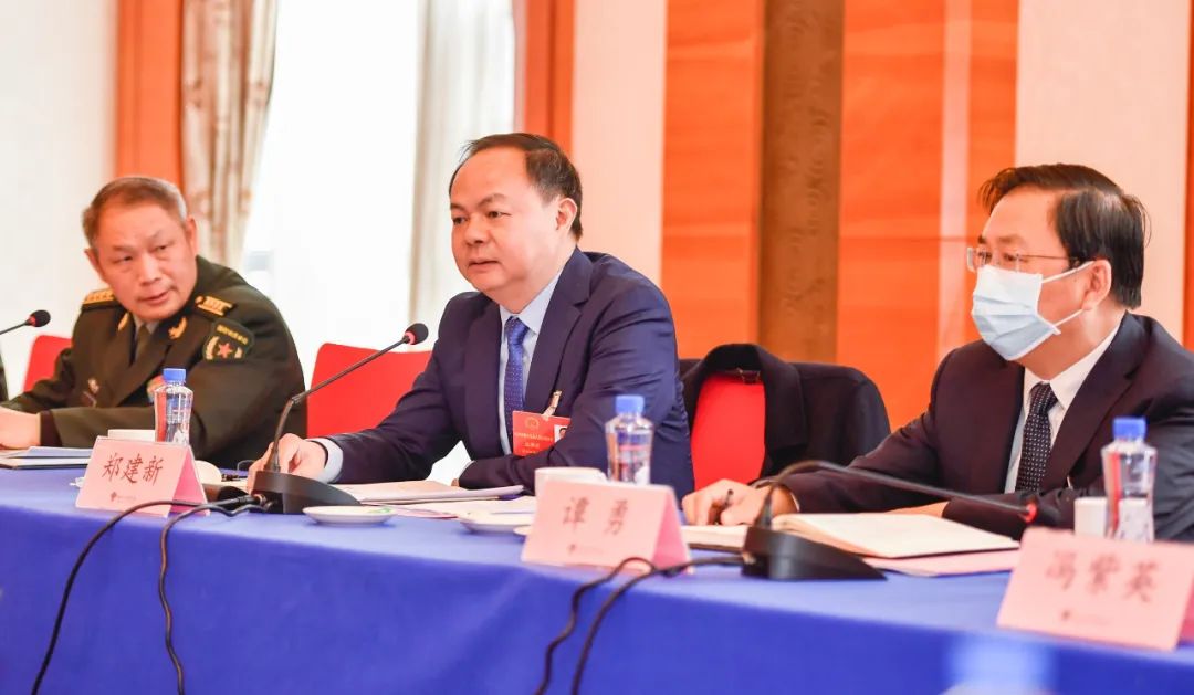 郑建新参加解放军代表团审议