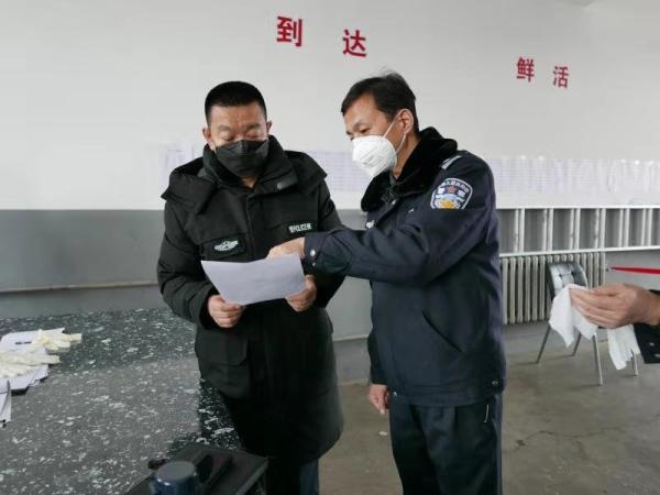 图片说明:局长陈铭检查防疫工作