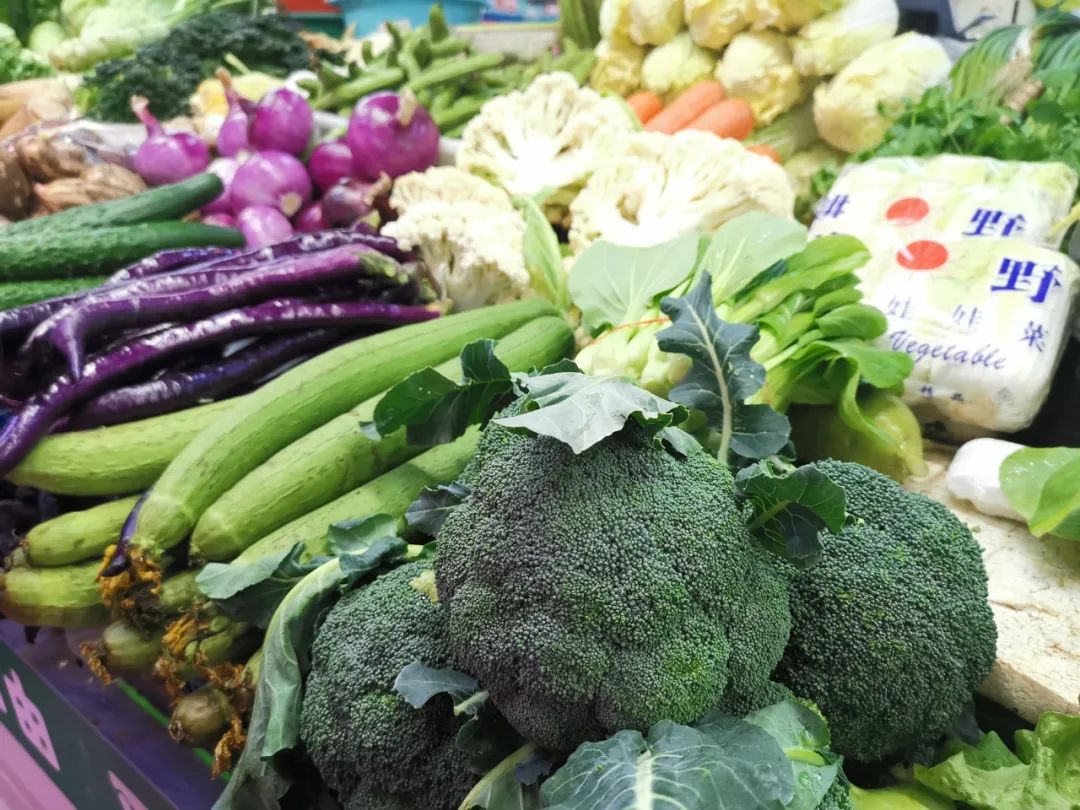 坏了前段时间来了几波寒潮蔬菜摊位经营户张梦伟告诉记者不少市民在摊