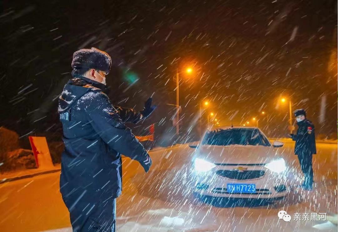 黑河因你而美丽风雪中坚守的身影