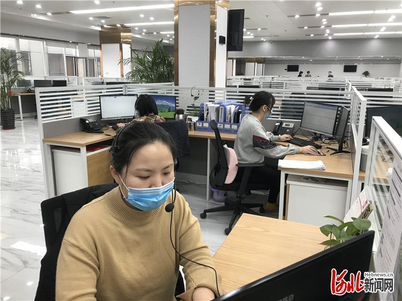 图为石家庄市政府公开电话受理中心,业务员们正在接听市民打来的求助热线。
