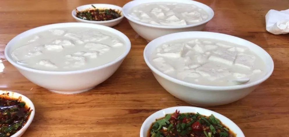 自贡巴适得板,有十块钱吃到饱的硬核豆花饭