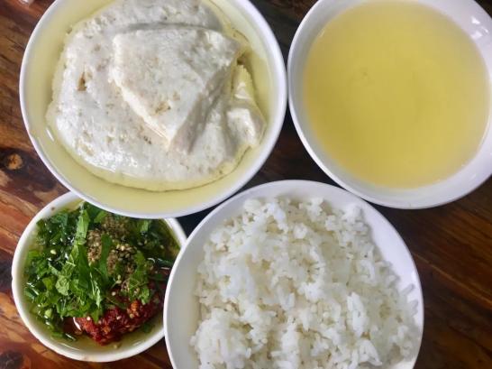 自贡巴适得板,有十块钱吃到饱的硬核豆花饭
