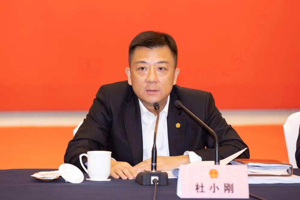 1月21日,市长杜小刚来到市十六届人大五次会议梁溪区代表团,与代表们