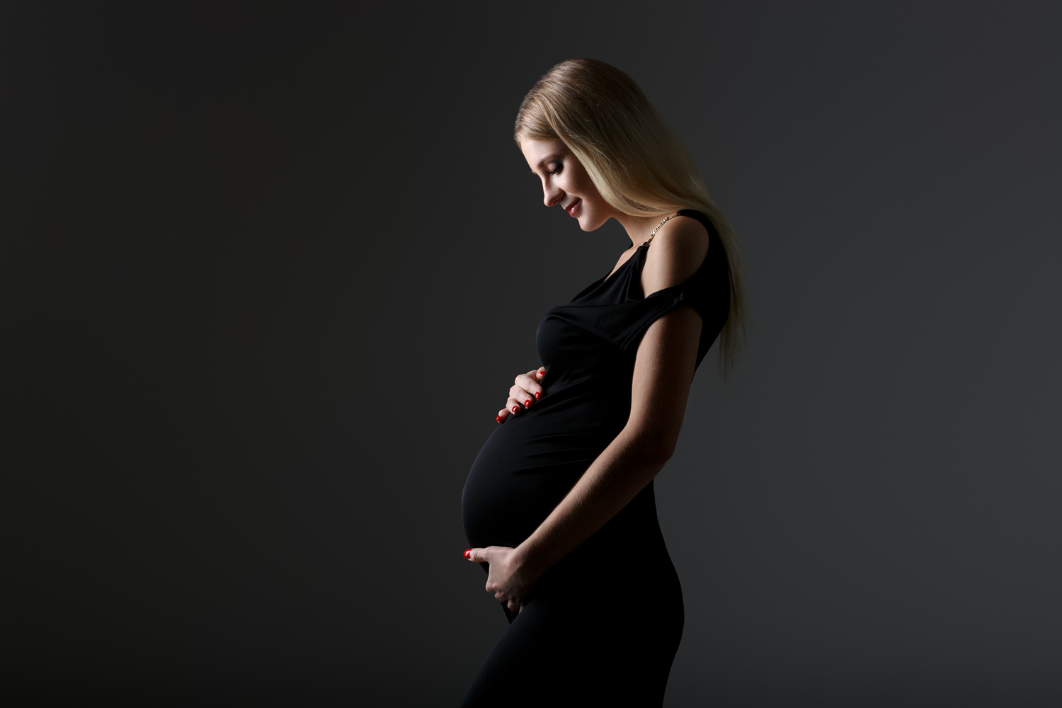 代孕在我国目前既不合法也不符合伦理血亲和养育之情孰轻孰重