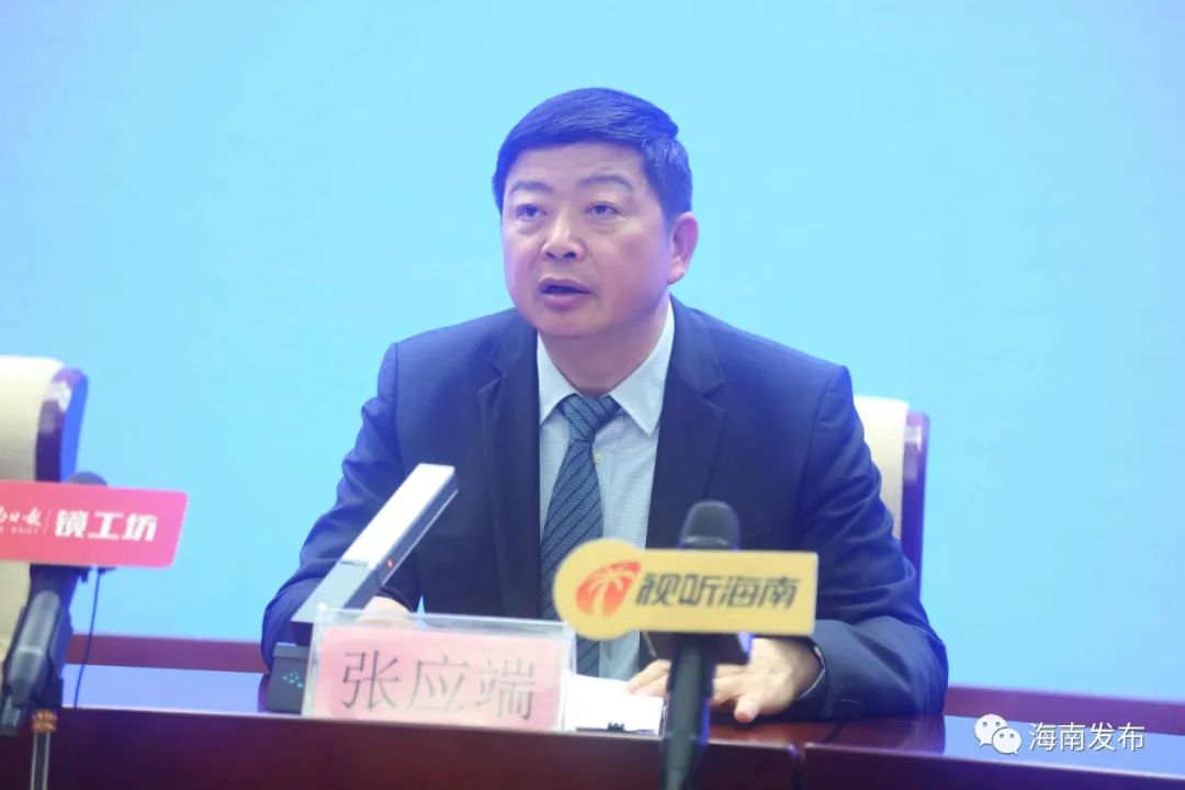 下面,请省委组织部副部长张应端作介绍.