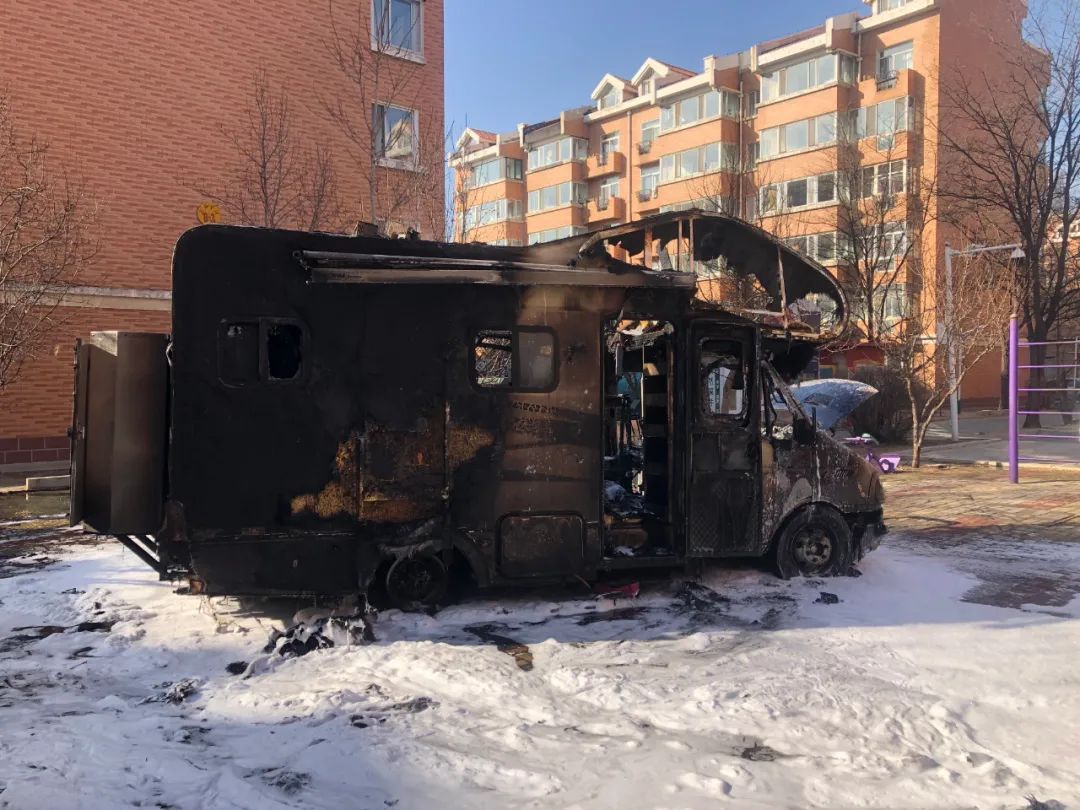 呼和浩特一车主在房车里做饭引发火灾,车被烧成空壳