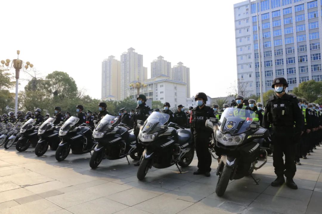 千警大巡逻帅爆了来宾公安又有大动作