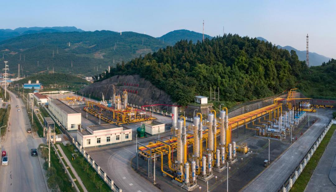 如今,从这个小镇每天采集并向外运输的页岩气高达2000万立方米,能满足