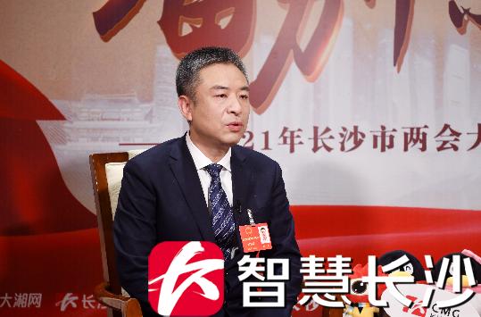 两会会客厅丨岳麓区委副书记区长周凡用奋斗回应人民向往
