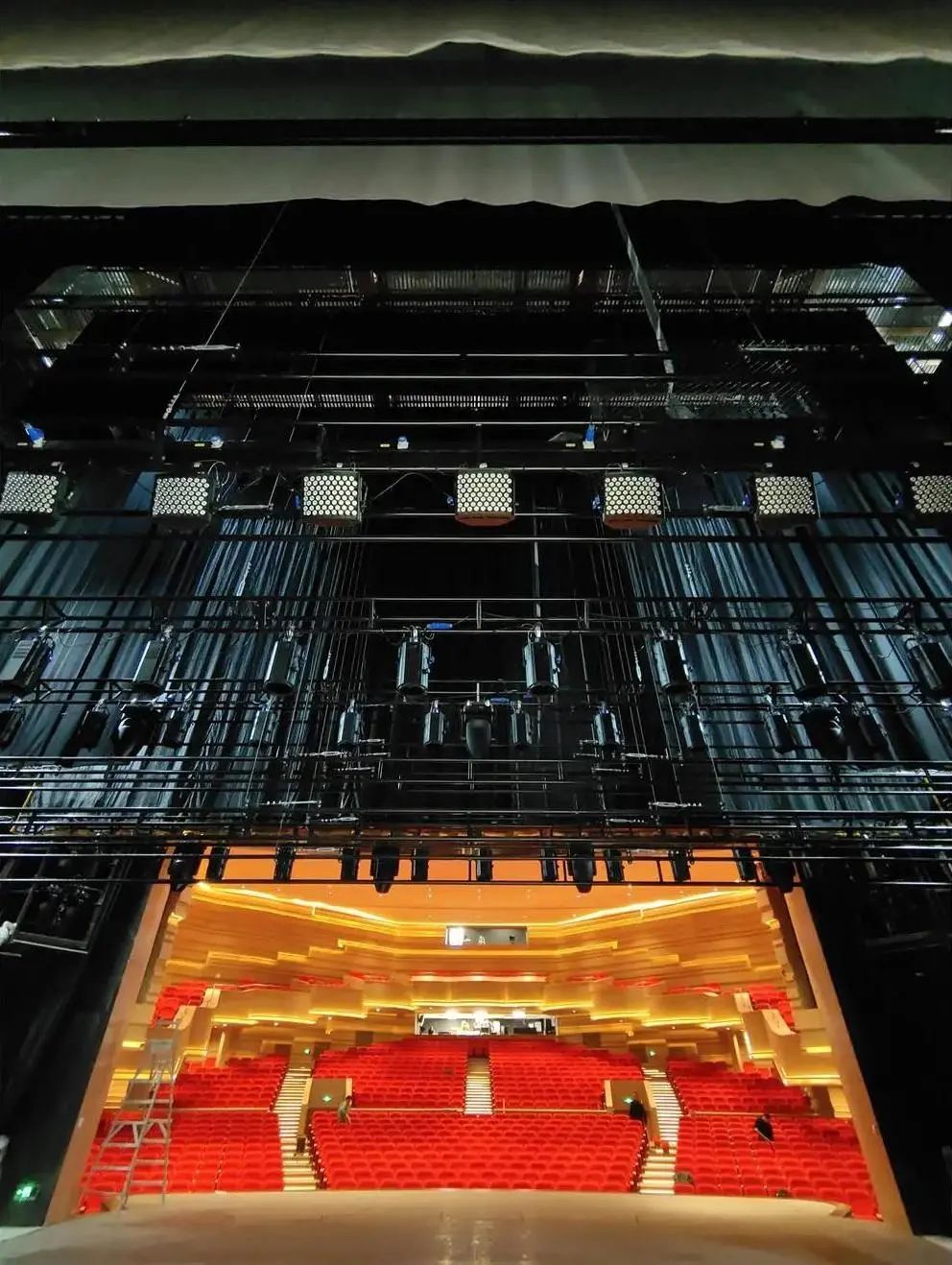 百年天蟾逸夫舞台修缮完工大年初一迎接观众回家看戏