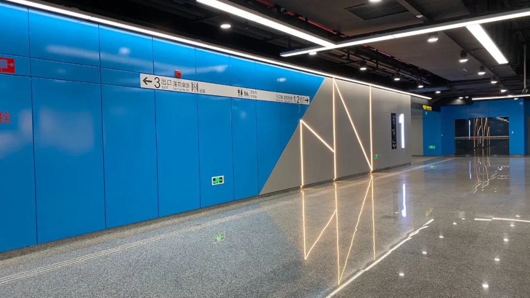 元江路站15号线沿线有上海南站和上海西站不少人带着行李乘坐15号线小