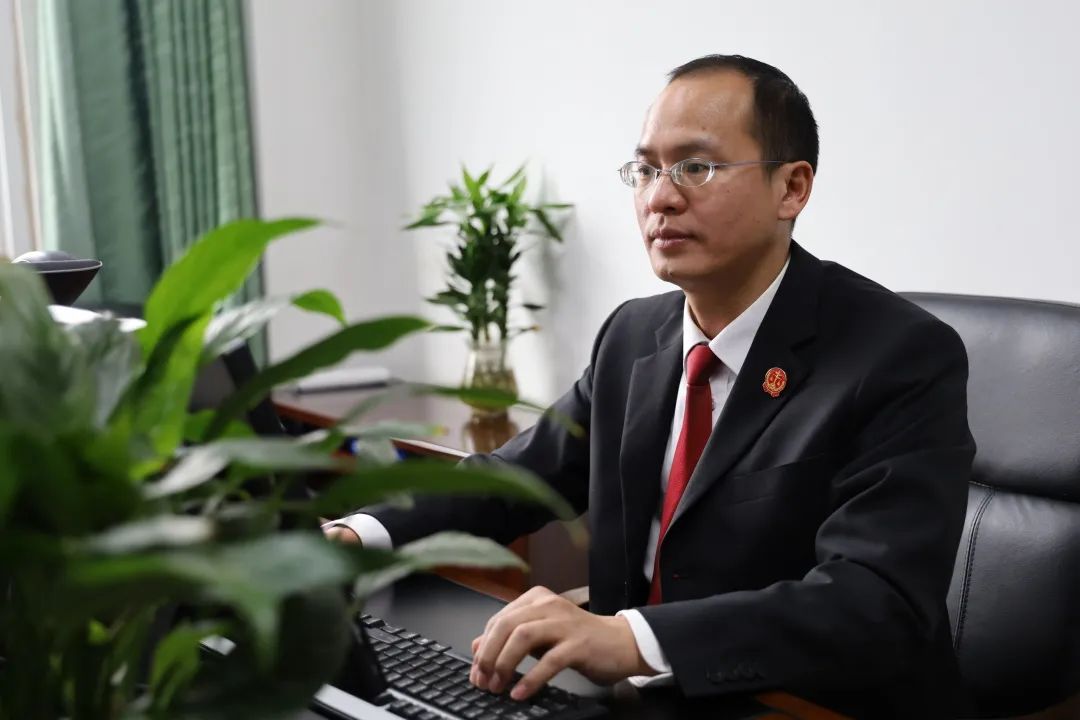 经受了各项考验,用行动书写忠诚,以信念护一方平安,风雨过去,山河无恙