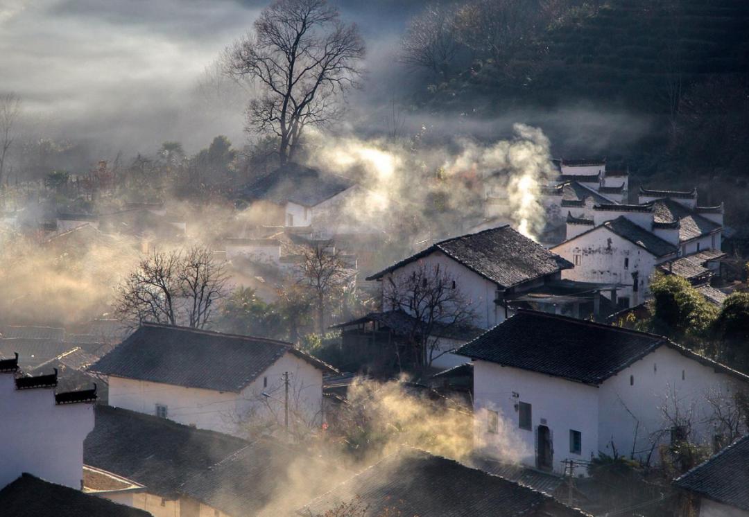 又見炊煙升起前段時間回老家小住,到了傍晚時分,沿著小溪朝著村頭走去