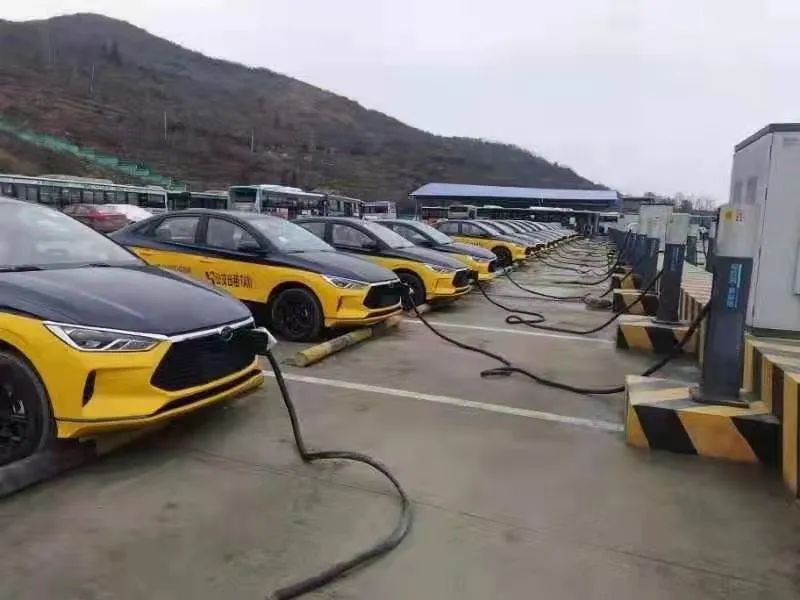 以往其他类型的出租车相比此次投入的车型均为比亚迪e3据了解已有58人