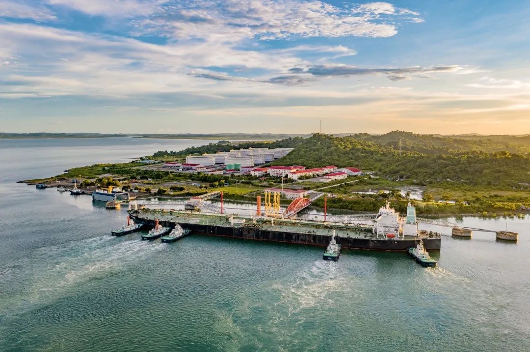 其中,中缅天然气管道长793公里,起于缅甸若开邦皎漂兰里岛,中缅原油