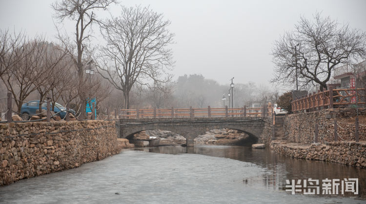 1月23日,西海岸新区铁山杨家山里黄泥巷村安静宁谧,漫步其中感觉时间