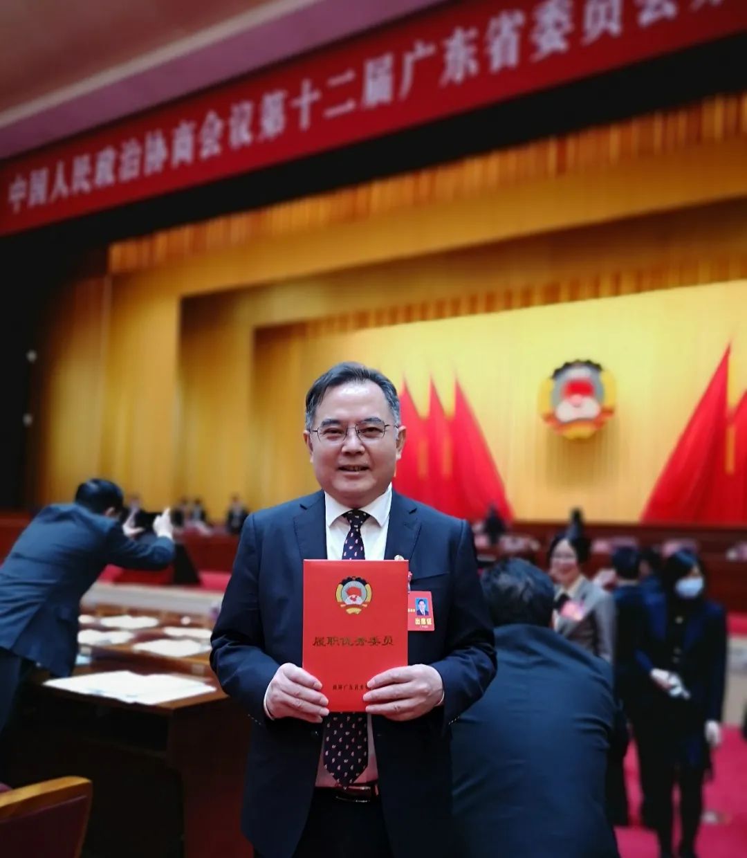 (省政协委员毕亚林)(省政协委员欧永良)他们是广东律师,也是关注民生