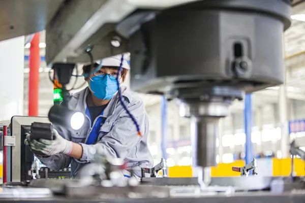 2020年3月14日,山东一家工厂的工人在生产新能源汽车电池托盘。图|新华社