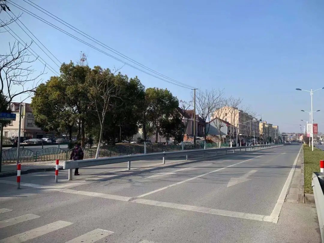 去年12月中旬,有市民反映,在川南奉公路,团青公路路口有一处60平方米