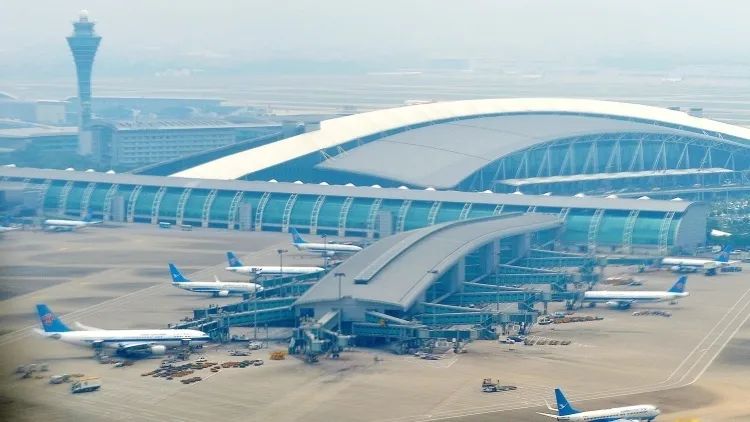 这也是中国机场首次问鼎全球第一2020年客流量被广州白云国际机场超越