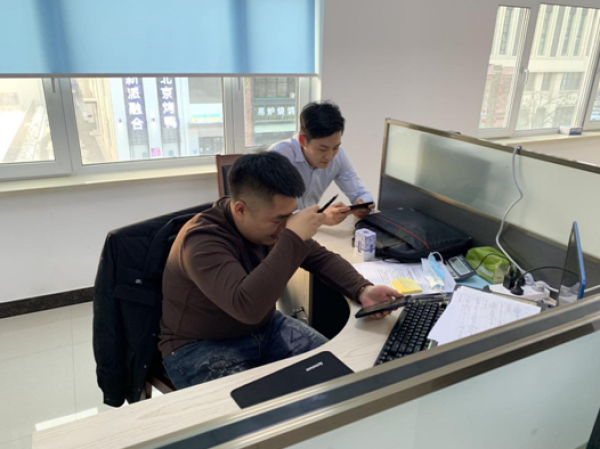 长期面对屏幕,排查组工作人员经常眼睛酸涩