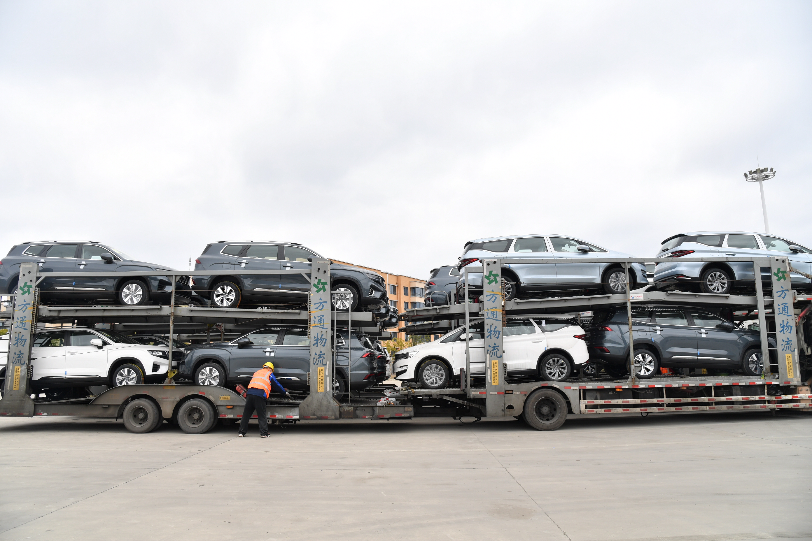 工作人员对发车前的车辆进行最后检查