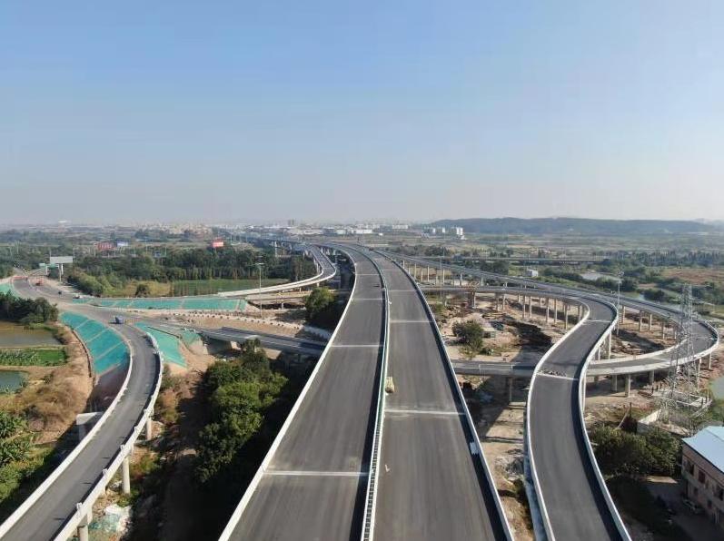 本次建成通车的路段是广佛肇高速佛山段二期工程新和互通枢纽至三水