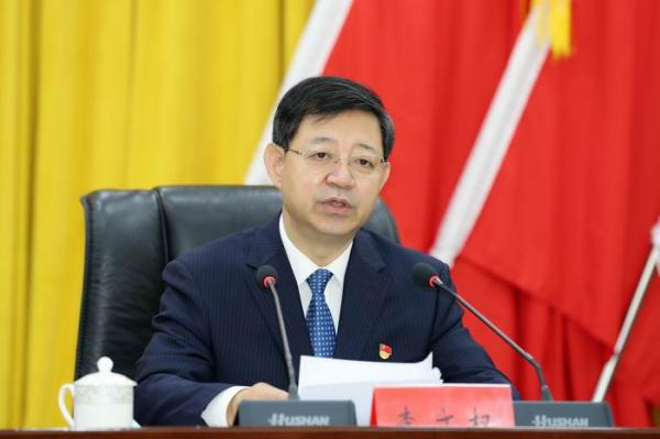 杏花岭区委书记李文权代表区委常委会向全会作工作报告 张秀峰摄