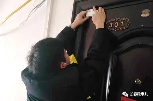 重庆街道为居家隔离户贴上电子封条开门就会发出提醒