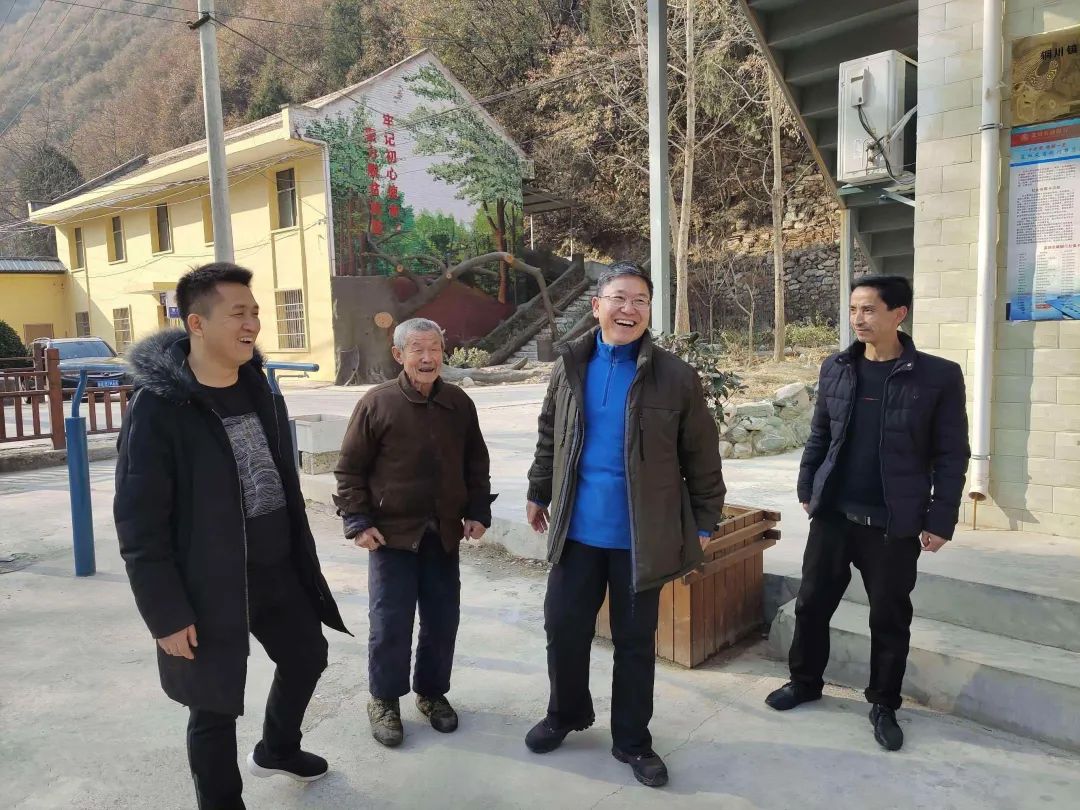 村民们纷纷围过来打招呼,走进村口,看到魏海平,翟大学和王金涛