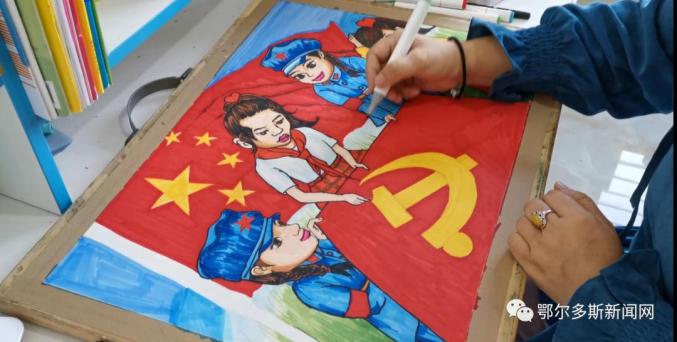 《绣党旗》准格尔旗实验小学.↑《我和我的家乡》东胜区第八小学.