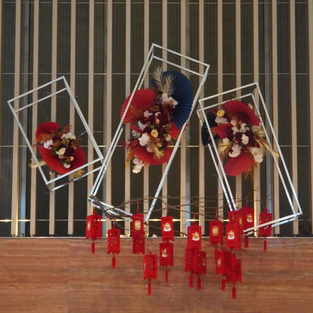 大堂里的春节布置更像一个艺术综合体,创意的装置设计或立于地面或