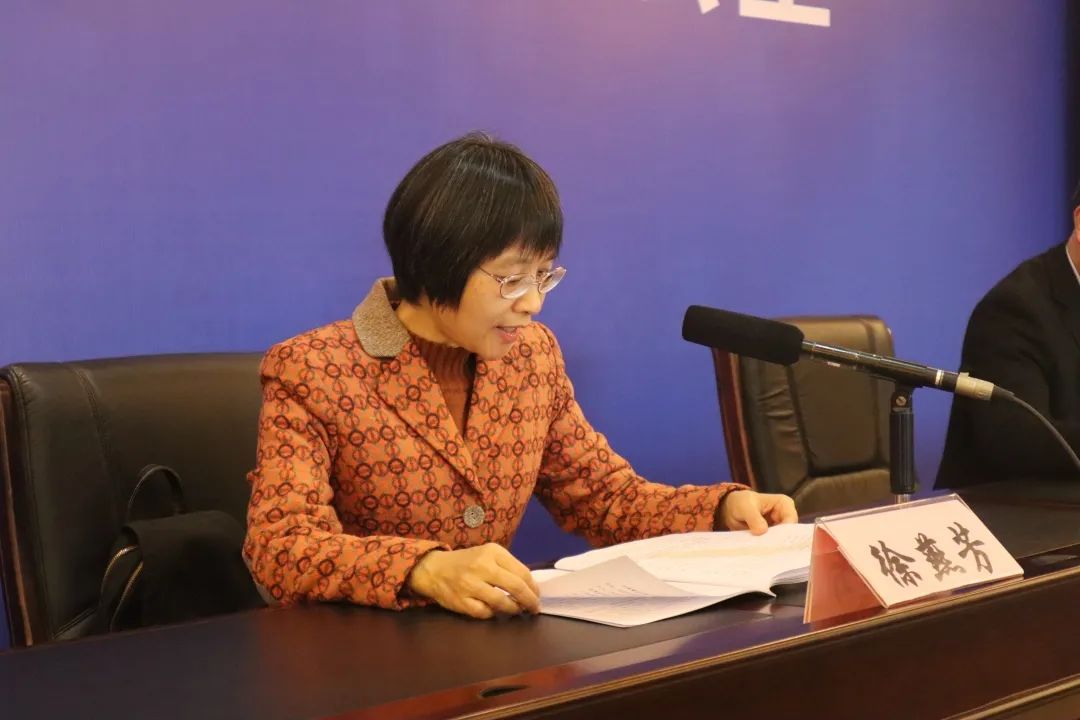 来宾调查队队长喻先军,来宾市统计局局长徐燕芳回答记者提问