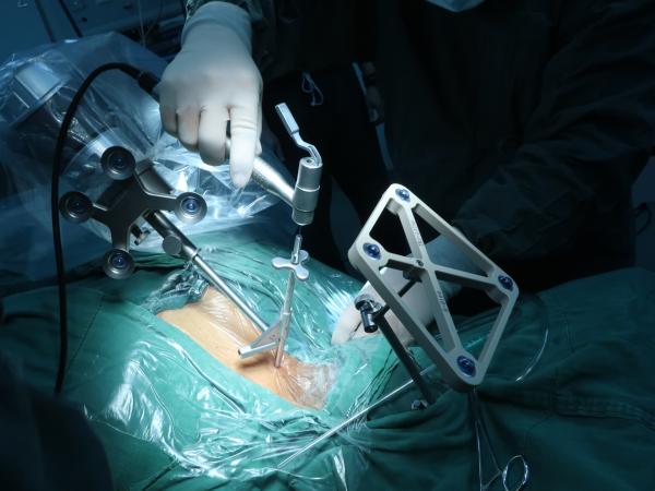 根据规划微创置入颈椎后路侧块螺钉导针在骨科机器人手术关键技术及