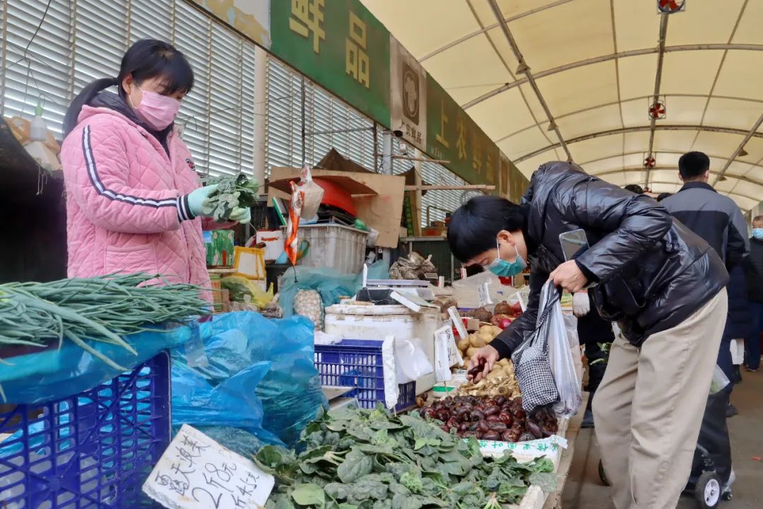 他告诉小布,已在山东冷库准备了近4000吨存货,专供位于上农批的档口