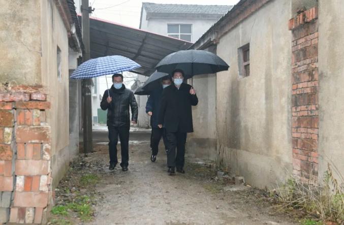 1月25日,副省长,市委书记杨光荣冒雨来到临泉县长官镇王营村,走访慰问