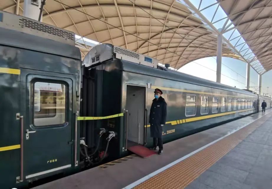 担当值乘任务的k598/9次列车它就是包头客运段广州车队乘客们也亲切地