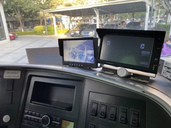 "这套系统以ai算法为技术支持,用于监测大货车右侧盲区的车辆,行人及