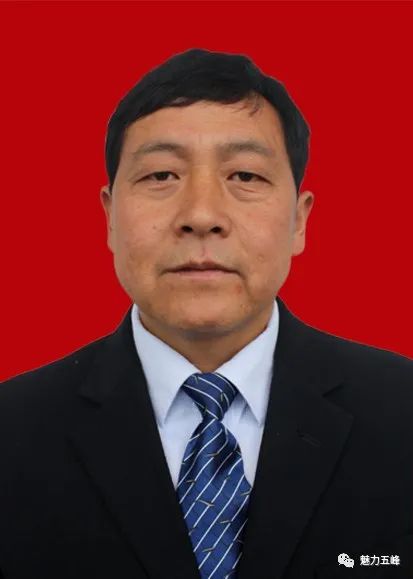 1998年,33岁的曹斌从五峰镇调派到仁和坪镇升子坪小学任校长,来到学校