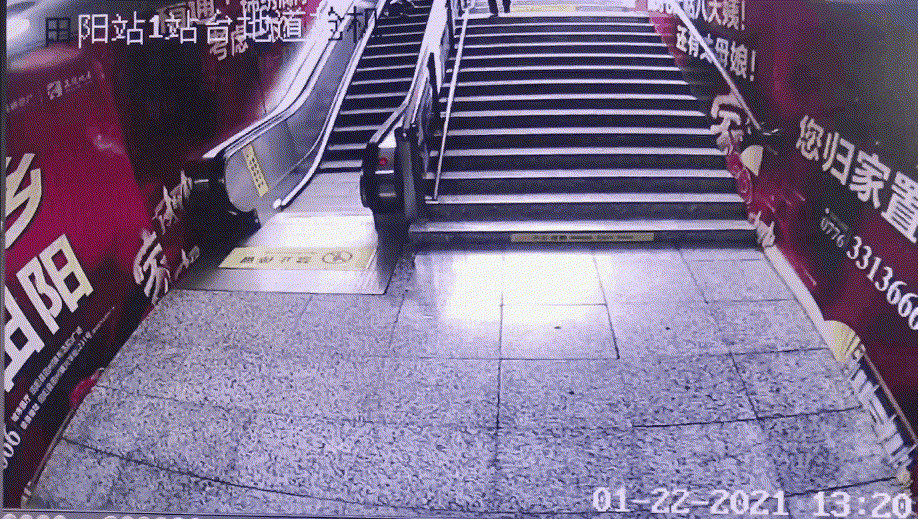 家里有小孩的注意火车站站台监控视频曝光太危险了