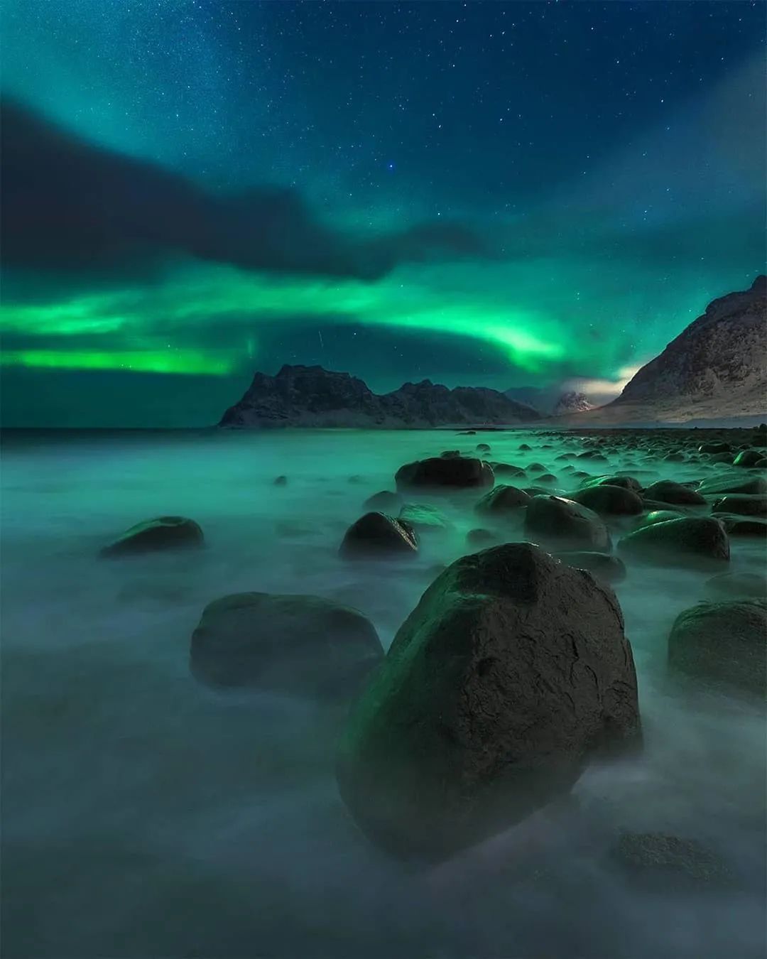 michellevonkalben倘若一个人去寻极光那一定是毕生难忘的记忆天与地