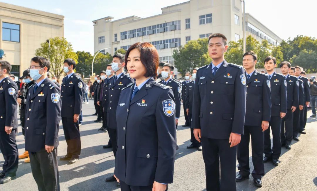 该剧由王晓明担任总导演,王晓康任导演,雷献和编剧,张桐,魏小军领衔