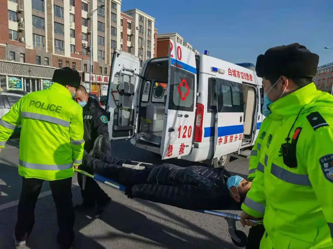 120救护车到达现场后,出警人员协助救护人员将伤者抬上救护车.