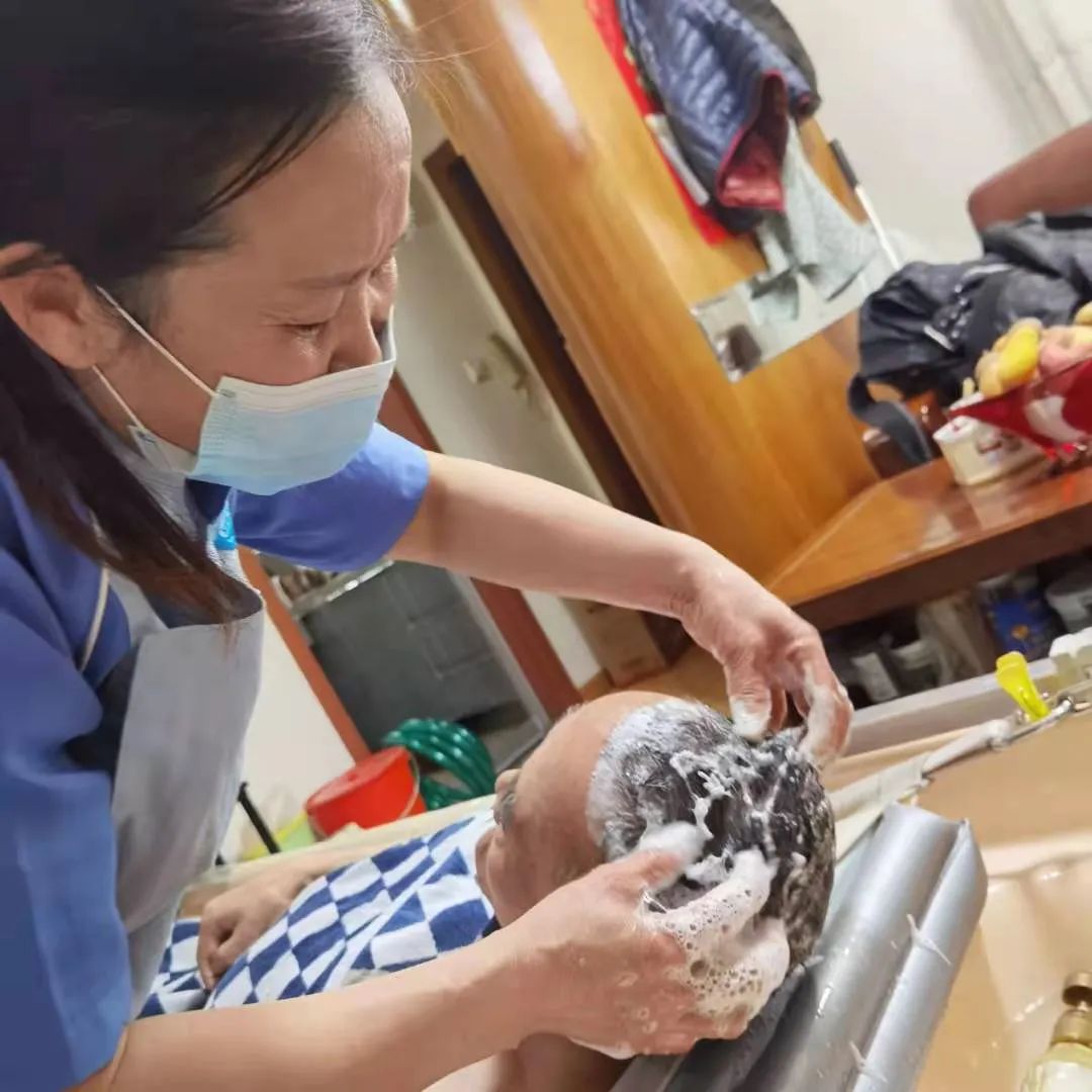 而此前,顾老伯因糖尿病并发症长期卧床,很久没有洗过澡了,"洗澡难"