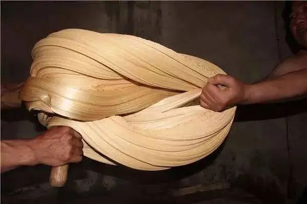 琼锅糖一层灶糖一层热芝麻琼锅糖是富平有名的民间地方特产,自明,清