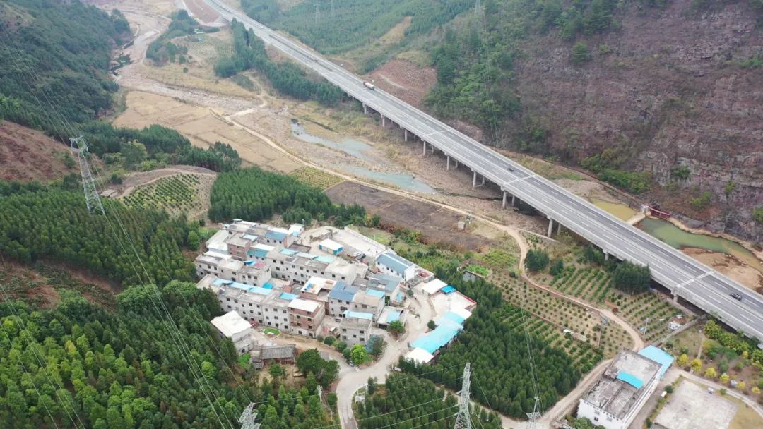 今天的"新春走基层"系列报道,一起来看,金秀县大樟乡双化村如何强根固